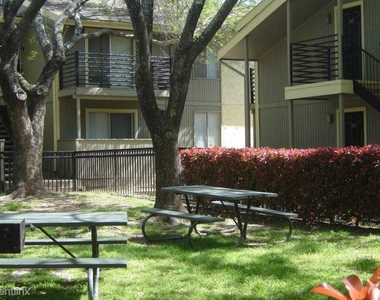 8926 North Lamar Boulevard - Photo Thumbnail 14