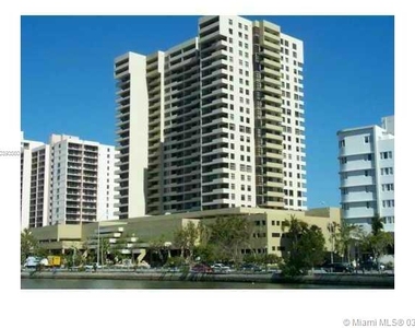 2555 Collins Ave - Photo Thumbnail 11