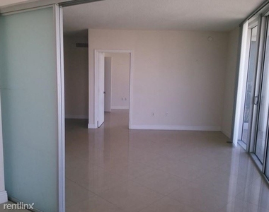 1750 N Bayshore Dr Apt 4811 - Photo Thumbnail 4