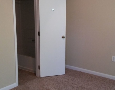 1441 Collegiate Cir Apt 103 - Photo Thumbnail 6