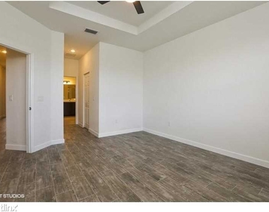 820 W Village Cir - Photo Thumbnail 9