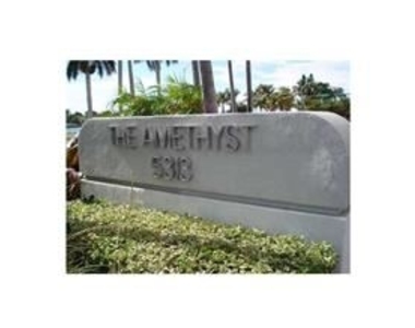 5313 Collins Ave - Photo Thumbnail 2