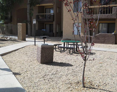 4748 West Sierra Vista Drive - Photo Thumbnail 5