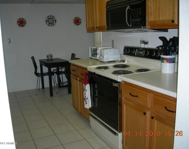 9445 N 94th Place - Photo Thumbnail 4