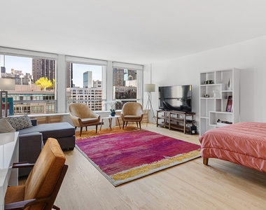 300 East 33rd Street - Photo Thumbnail 4