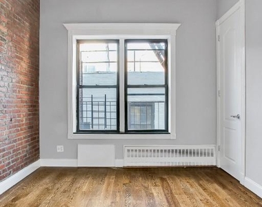 209 East 25th Street - Photo Thumbnail 2