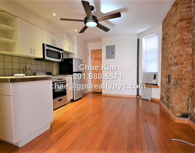 529 West 48th Street - Photo Thumbnail 3