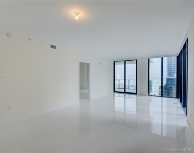 1010 Brickell Ave - Photo Thumbnail 1