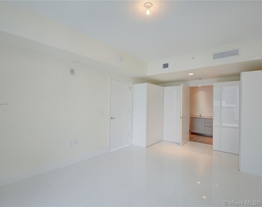 1010 Brickell Ave - Photo Thumbnail 10