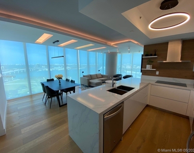 888 Biscayne Blvd - Photo Thumbnail 5