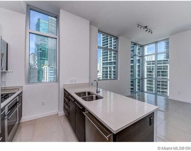 500 Brickell Ave - Photo Thumbnail 12