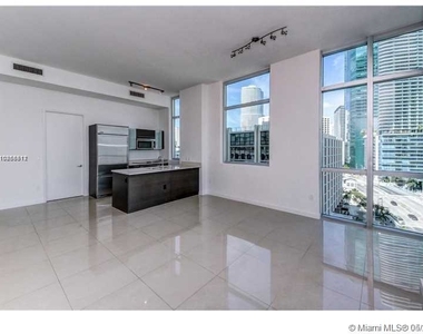 500 Brickell Ave - Photo Thumbnail 3