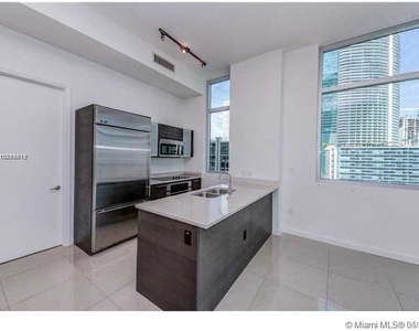 500 Brickell Ave - Photo Thumbnail 15