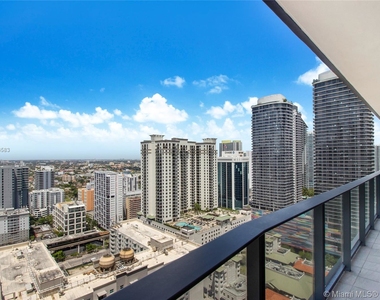 1000 Brickell Plz - Photo Thumbnail 4