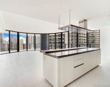 1000 Brickell Plz - Photo Thumbnail 19