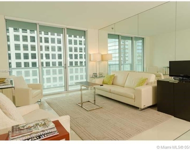 500 Brickell Ave - Photo Thumbnail 4