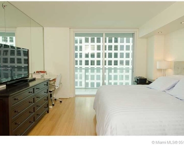 500 Brickell Ave - Photo Thumbnail 3