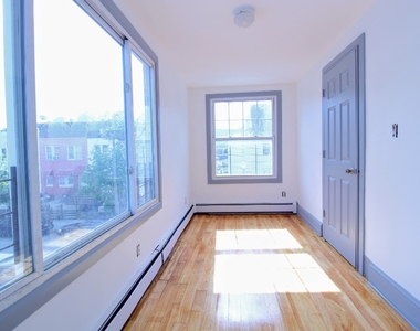 902 Avenue C - Photo Thumbnail 5