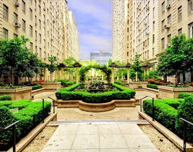 333 W 56th St - Photo Thumbnail 4