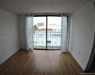 821 Collins Ave - Photo Thumbnail 4