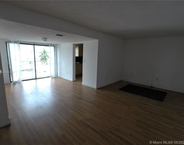 821 Collins Ave - Photo Thumbnail 3