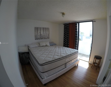 821 Collins Ave - Photo Thumbnail 15