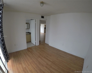 821 Collins Ave - Photo Thumbnail 19