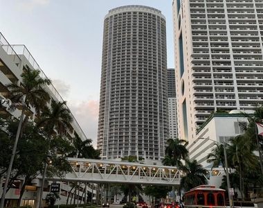 1750 N Bayshore Dr - Photo Thumbnail 2