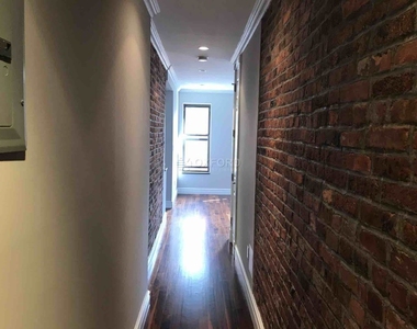 1590 Lexington Avenue - Photo Thumbnail 5