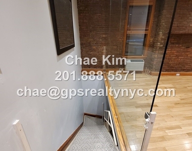 536 East 6th Street - Photo Thumbnail 5