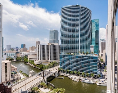 475 Brickell Ave - Photo Thumbnail 3