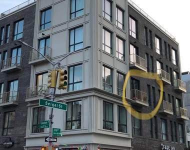 85 Graham Ave - Photo Thumbnail 4