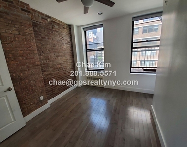 218 East 36th Street - Photo Thumbnail 2