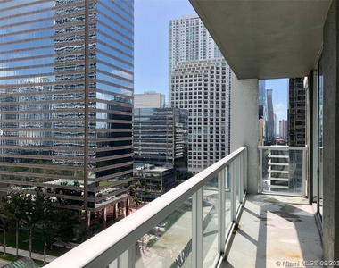 500 Brickell Ave - Photo Thumbnail 1