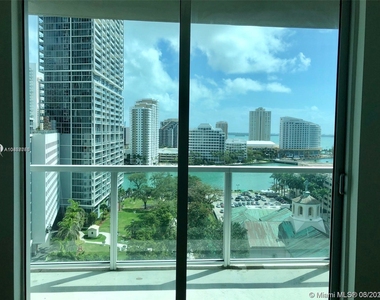 500 Brickell Ave - Photo Thumbnail 2