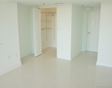 6362 Collins Avenue - Photo Thumbnail 9