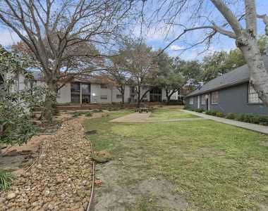 2811 Custer Pkwy - Photo Thumbnail 2