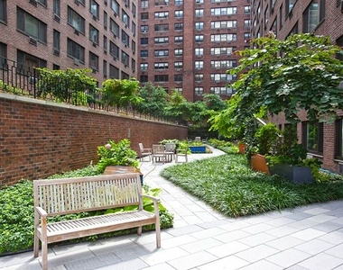 East 64th Street - Photo Thumbnail 4