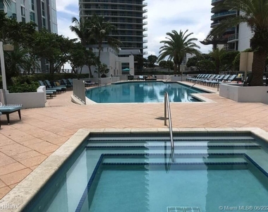 1050 Brickell Ave Apt 614 - Photo Thumbnail 9