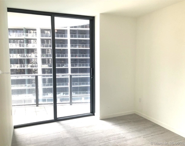 1000 Brickell Plz - Photo Thumbnail 7