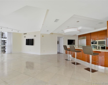 18201 Collins Ave - Photo Thumbnail 7