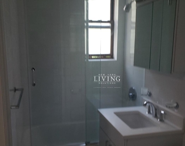 No fee & Free rent + Great price in Brooklyn heights, elevator, laundry room and super on site - Photo Thumbnail 3