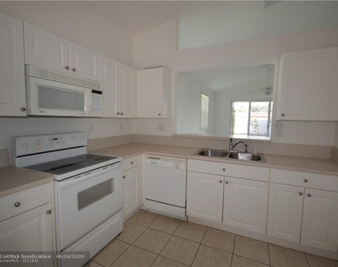 7420 S Aragon Blvd - Photo Thumbnail 2