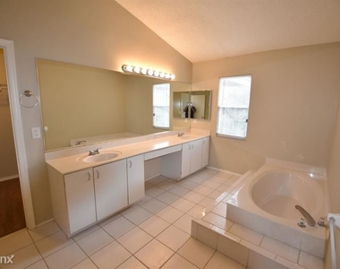 3733 Lancewood Dr - Photo Thumbnail 5