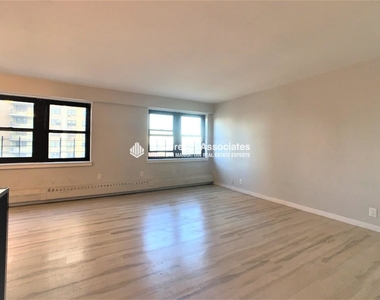 111 Wadsworth Avenue - Photo Thumbnail 3