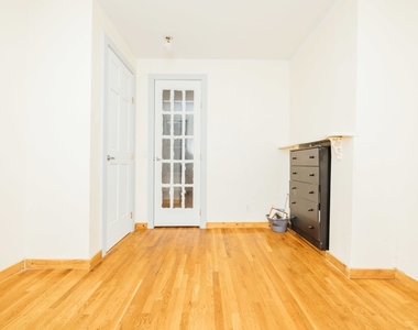 1505 Gates Avenue - Photo Thumbnail 3