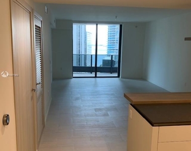 1000 Brickell Plz - Photo Thumbnail 2