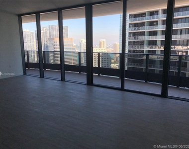 1000 Brickell Plz - Photo Thumbnail 3