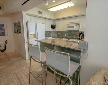 6301 Collins Ave - Photo Thumbnail 7