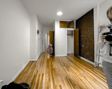 428 East 81st Street - Photo Thumbnail 2